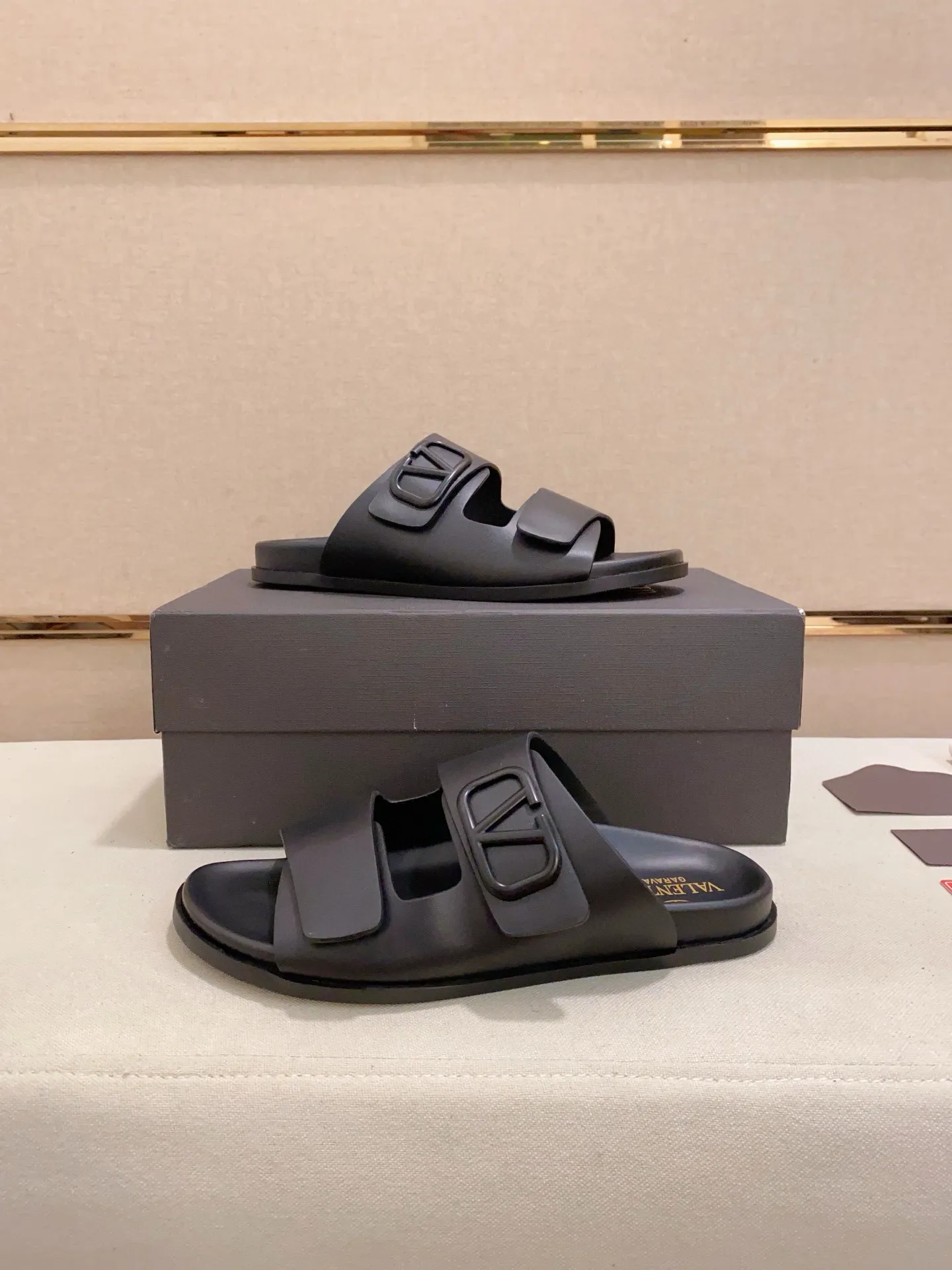Men's shoes💰: 440💰[Valentino] New men's boutique slippers, counter quality, classic plaid, the actual workmanship is quite complex🔰The uppers are made of imported fabrics➕🐑Sheepskin lining, which tests the craftsman's craftsmanship➕original PU outsole. Size: 38-44 (45 can be customized, non-refundable)
